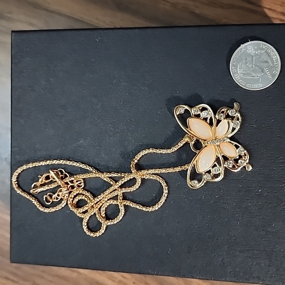 Butterfly necklace light pink